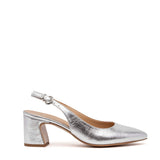 Slingback in laminato argento con tacco largo.