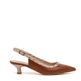 Slingback in liz cuoio con borchie.