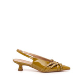Slingback in naplak senape con fibbie.