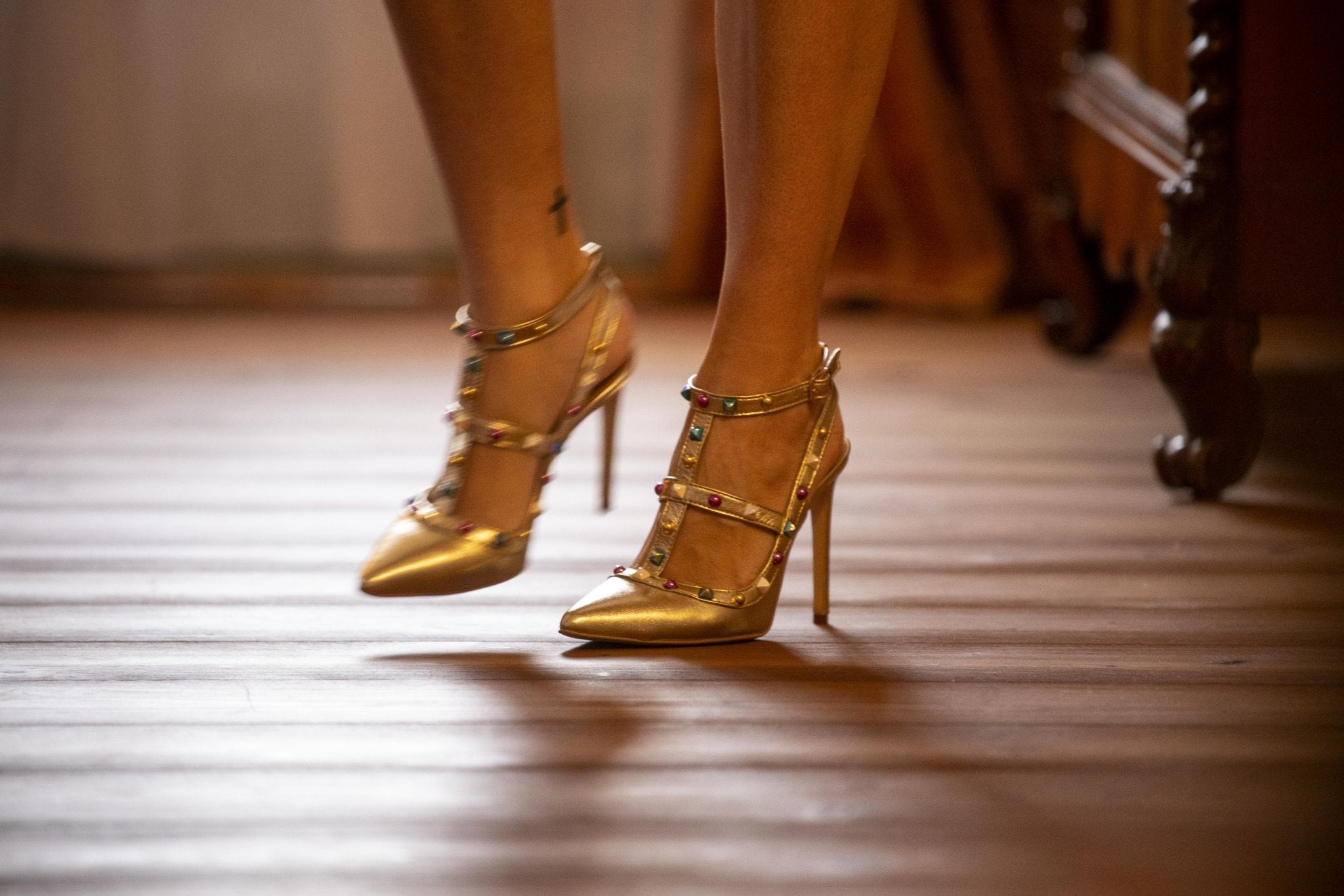 Slingback in pelle laminata platino e borchie. - TreemmeCreazioni