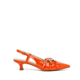 Slingback in vernice arancio.