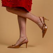 Slingback verniciata caramello con cinturini. - TreemmeCreazioni