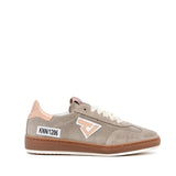 Sneakers in camoscio beige e talloncino verniciato.