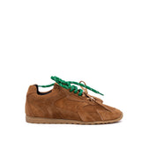 Sneakers in camoscio cuoio con doppio laccio.