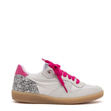 Sneakers in camoscio ghiaccio e tallone fuxia.