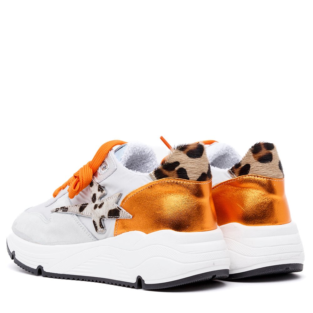 Sneakers in laminato arancio e stampa maculata. - TreemmeCreazioni