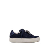 Sneakers in nabuk blu con accessorio.