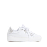 Sneakers in nappa bianca con accessori.