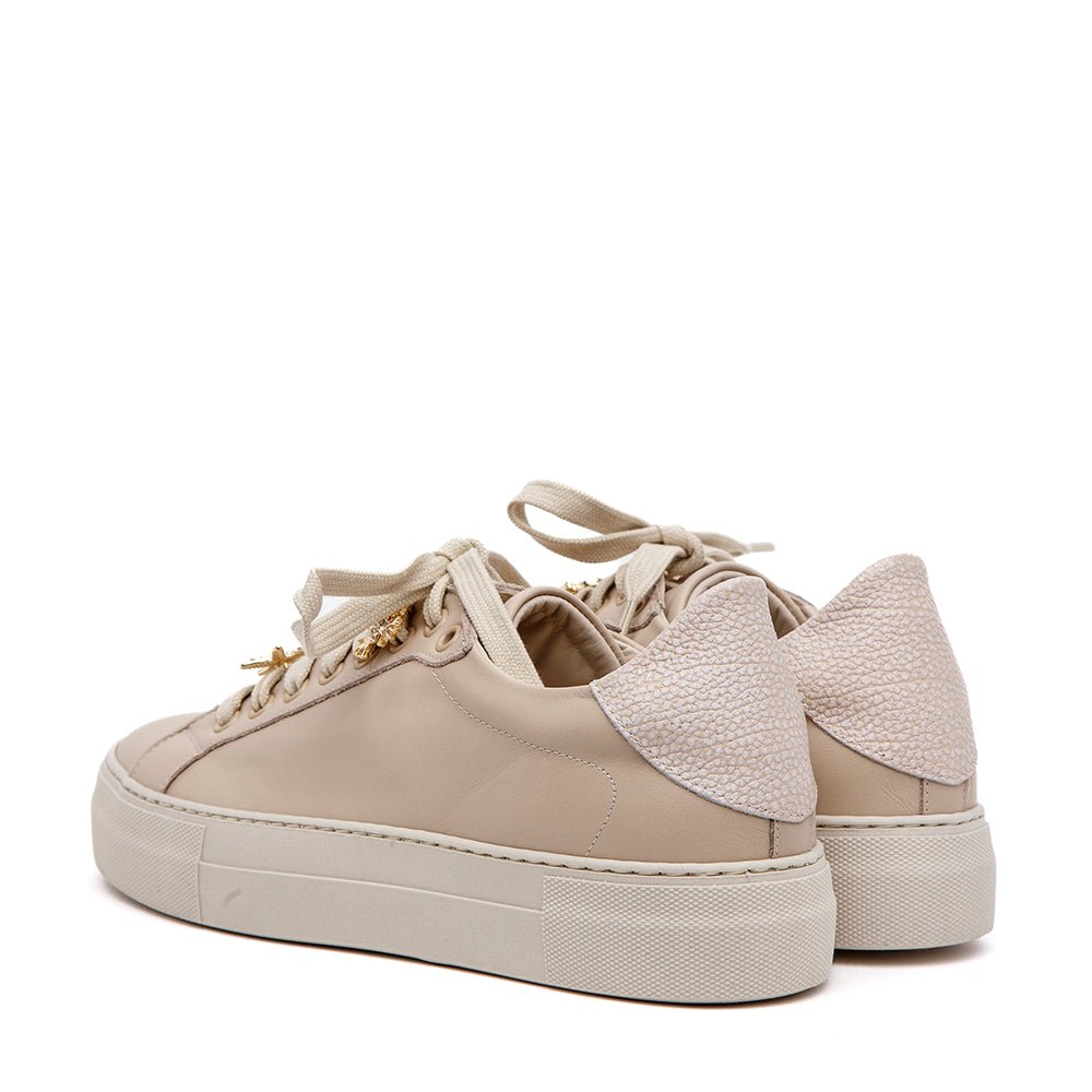 Sneakers in nappa latte macchiato con accessori. - TreemmeCreazioni