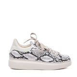 Sneakers in pelle con stampa pitonata.