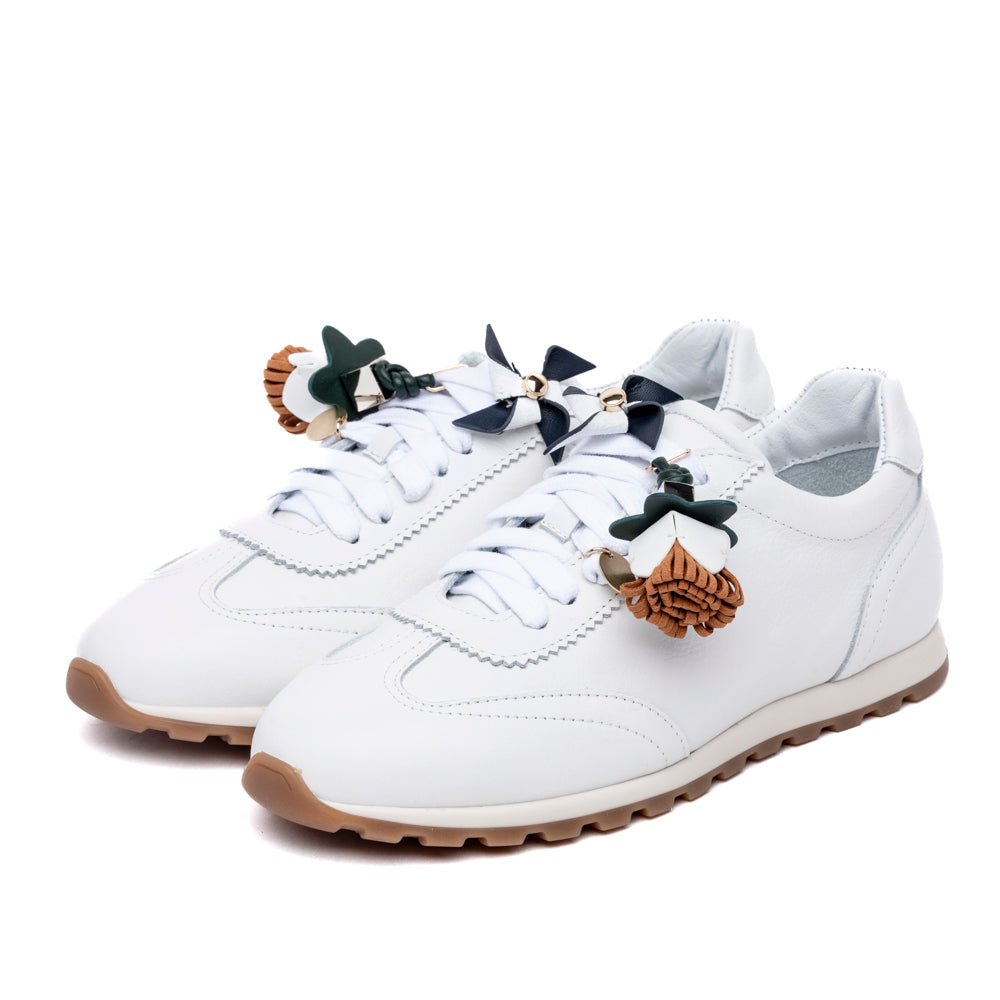Sneakers in pelle di vitello bianca con charms. - TreemmeCreazioni