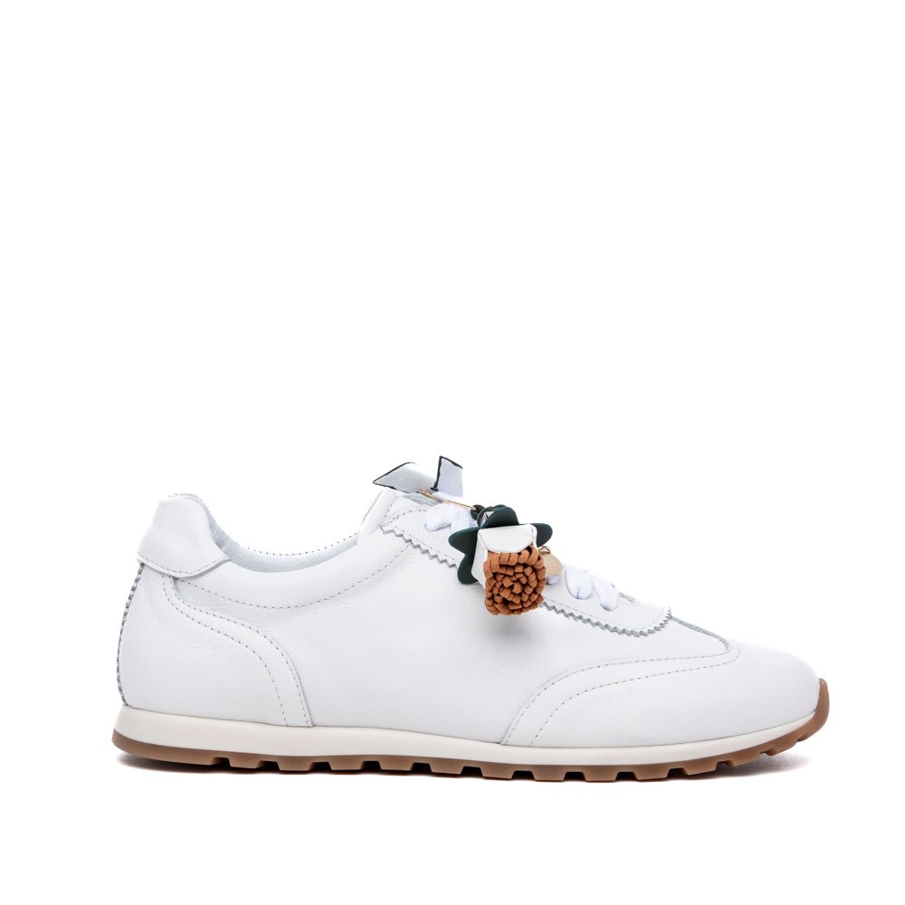 Sneakers in pelle di vitello bianca con charms. - TreemmeCreazioni