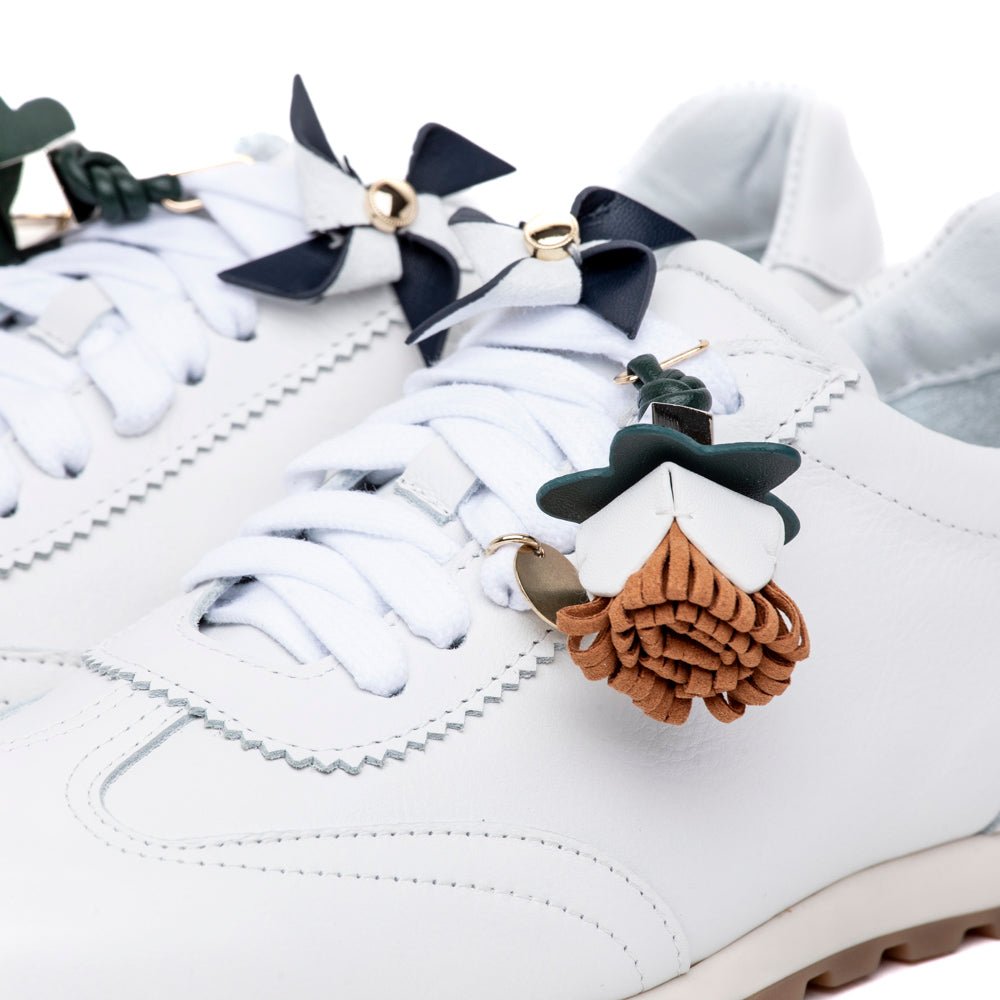 Sneakers in pelle di vitello bianca con charms. - TreemmeCreazioni