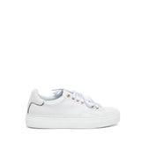 Sneakers in vitello bianco con profili platino.
