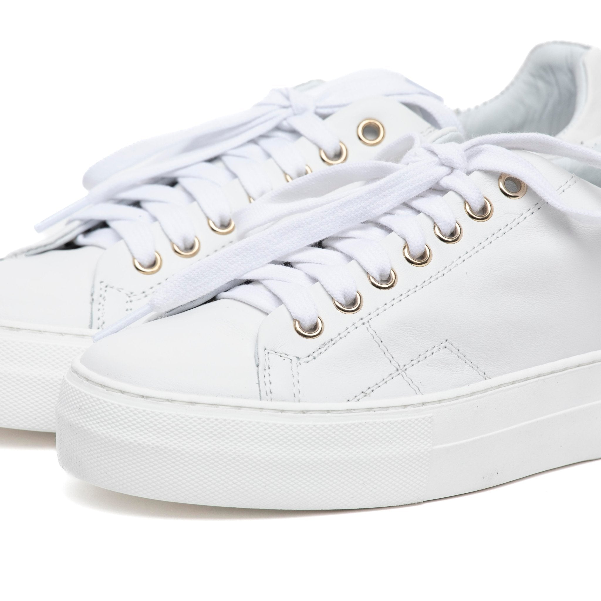 Sneakers in vitello bianco con profili platino. - TreemmeCreazioni