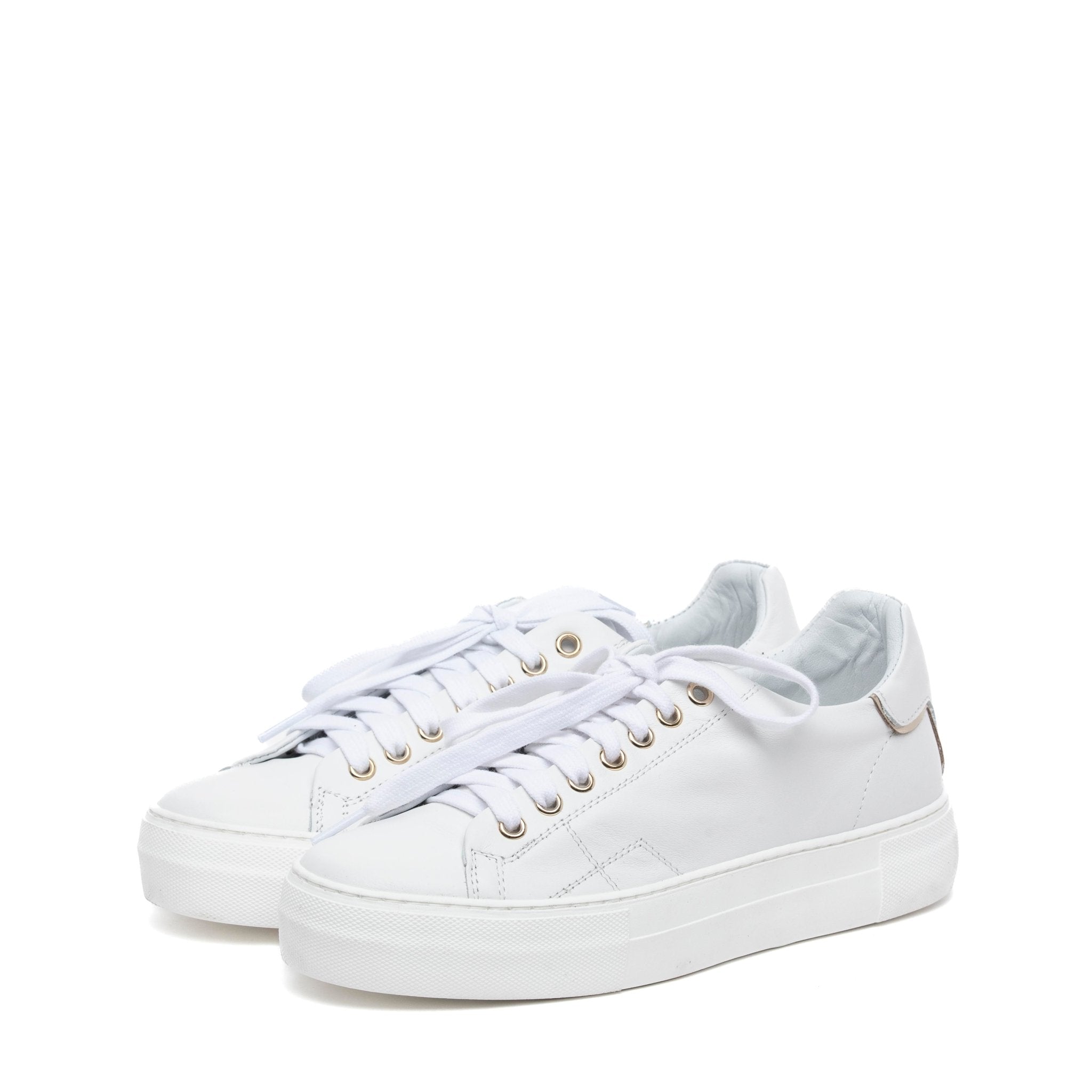 Sneakers in vitello bianco con profili platino. - TreemmeCreazioni