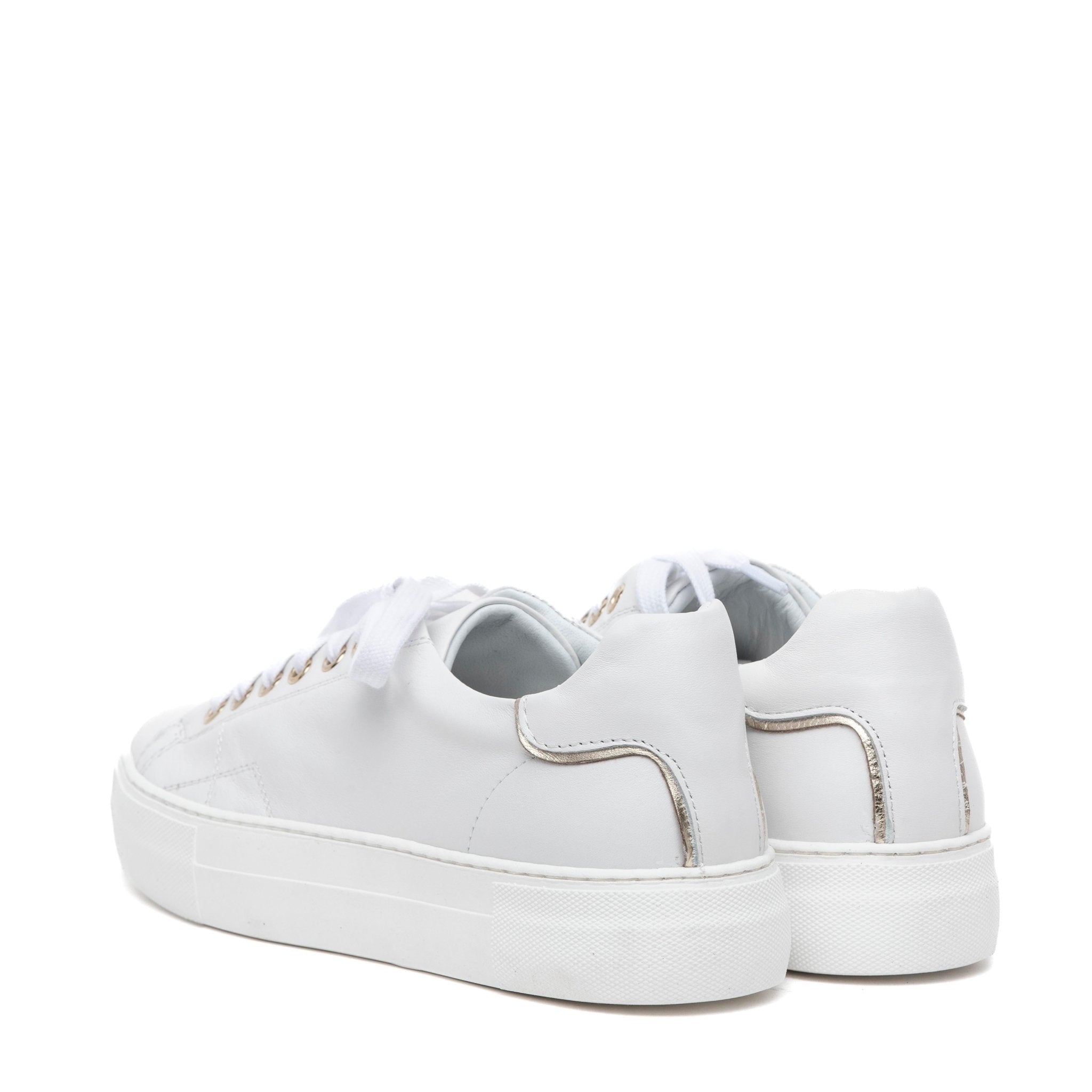 Sneakers in vitello bianco con profili platino. - TreemmeCreazioni