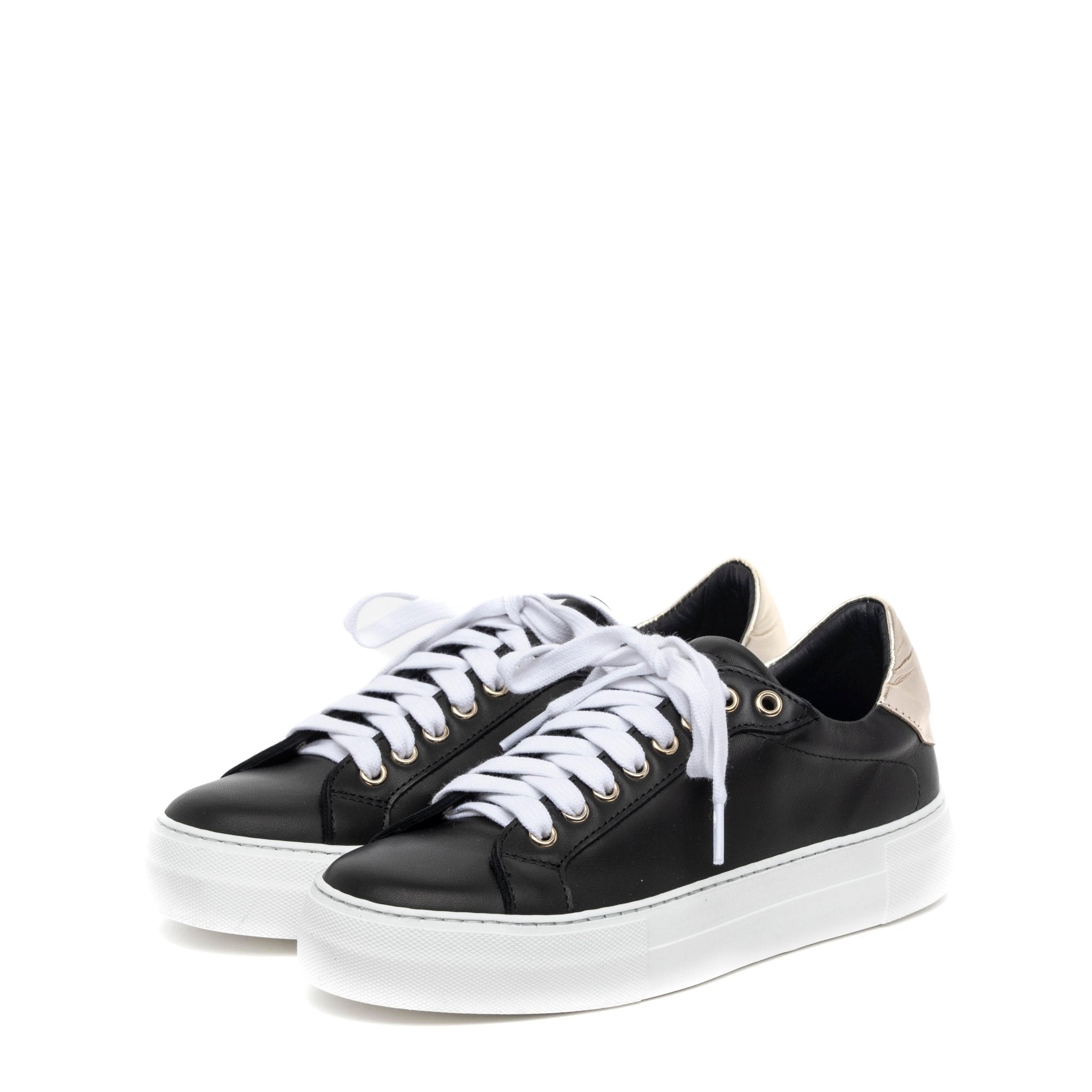 Sneakers in vitello nero con profili platino - TreemmeCreazioni