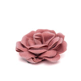 Spilla in tessuto a forma di rosa.