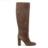 Stivale alto in pelle scamosciata color radice.