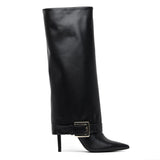 Stivale con gambale a tubo e tacco stiletto.