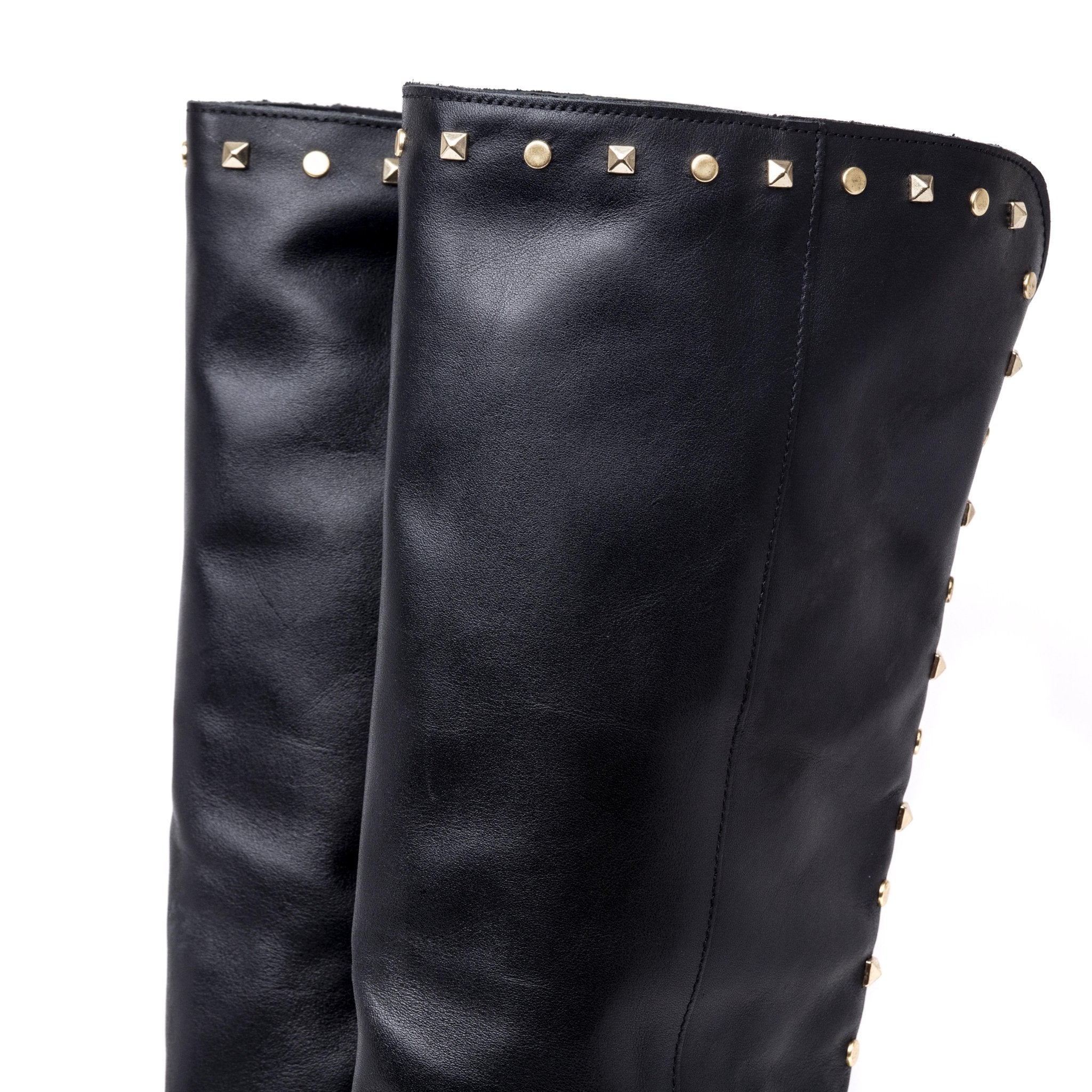 Stivale in vitello nero borchiato con rialzo. - TreemmeCreazioni
