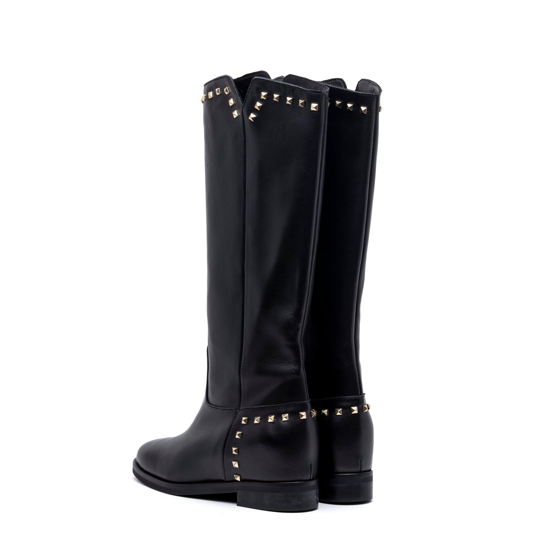 Stivale in vitello nero borchiato. - TreemmeCreazioni