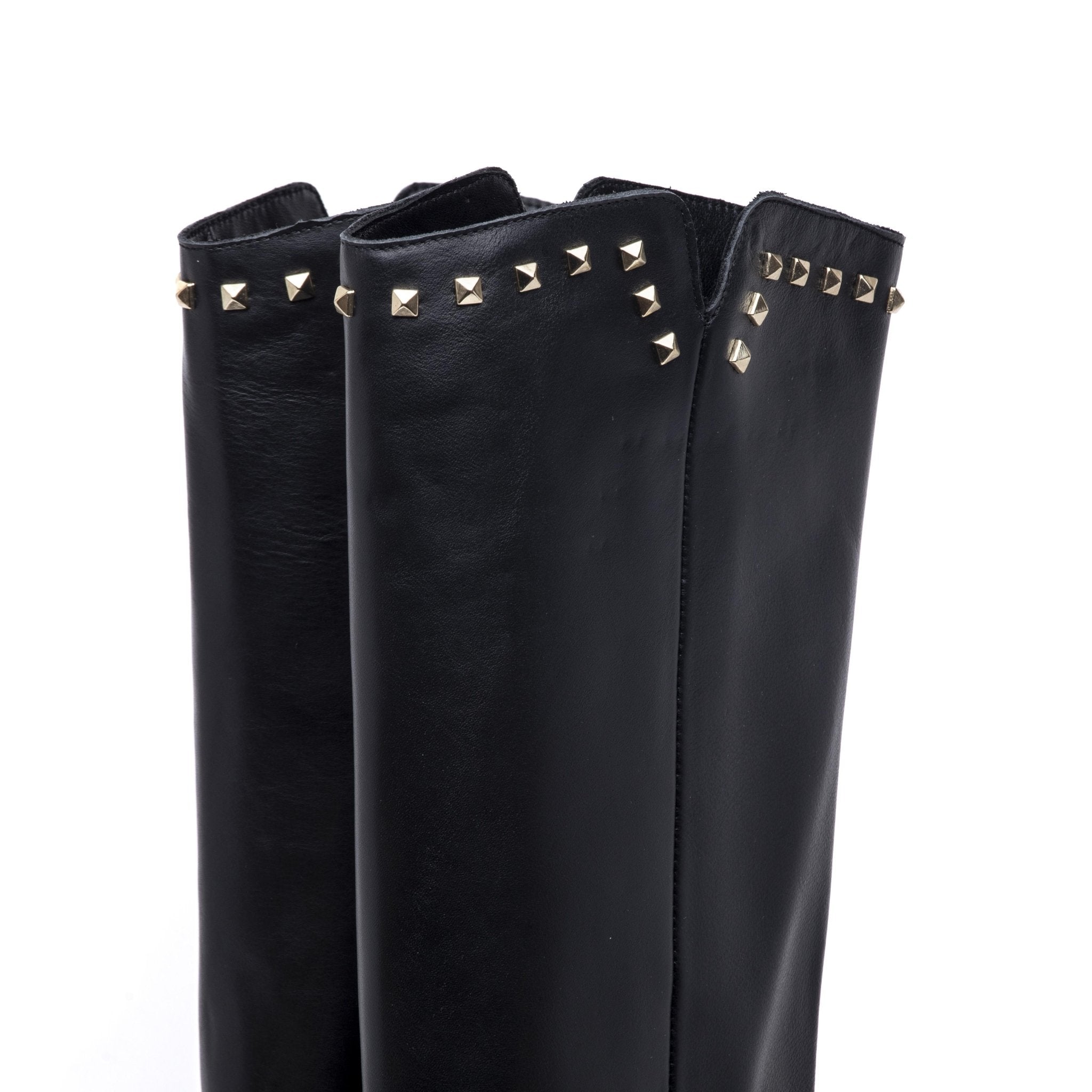 Stivale in vitello nero borchiato. - TreemmeCreazioni