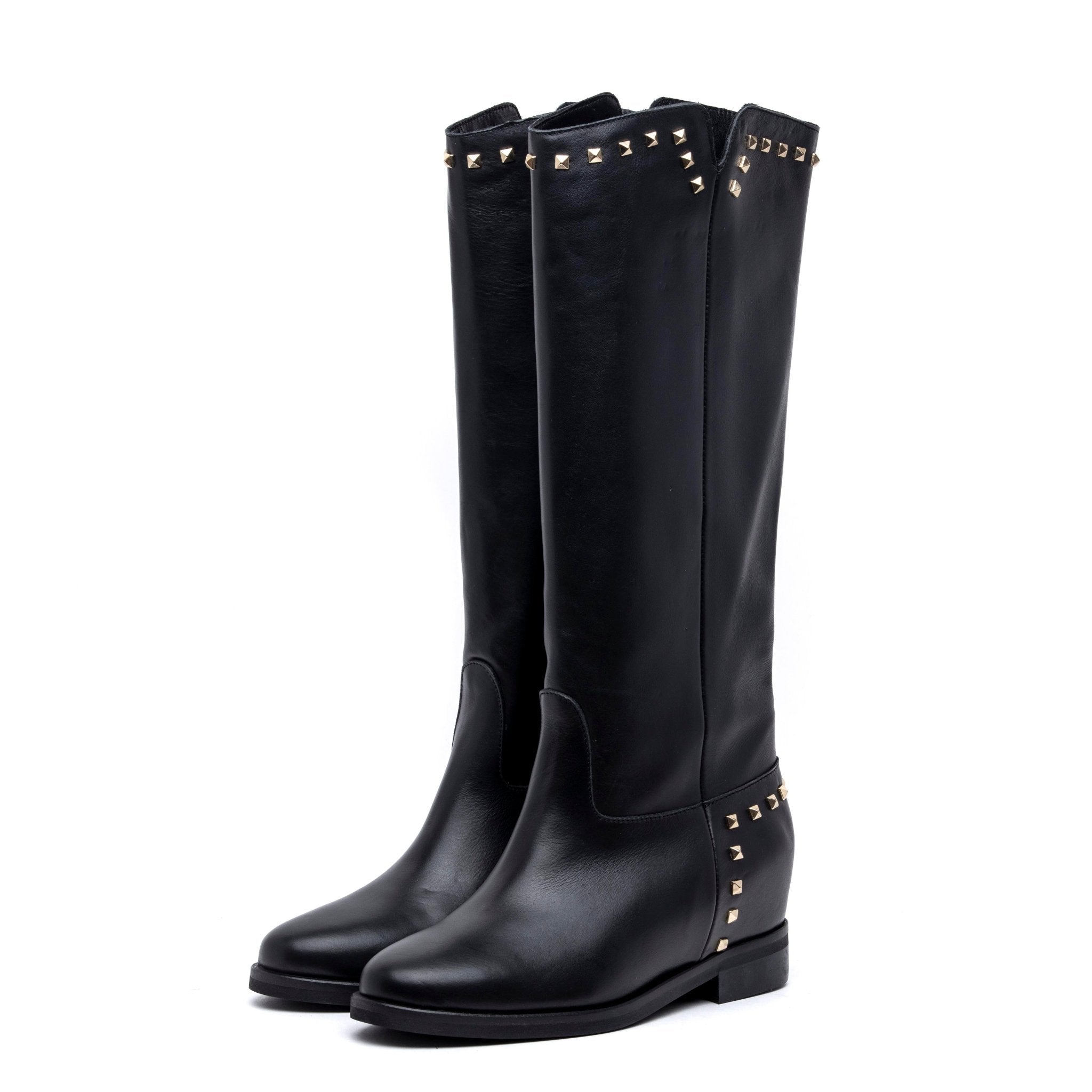 Stivale in vitello nero borchiato. - TreemmeCreazioni