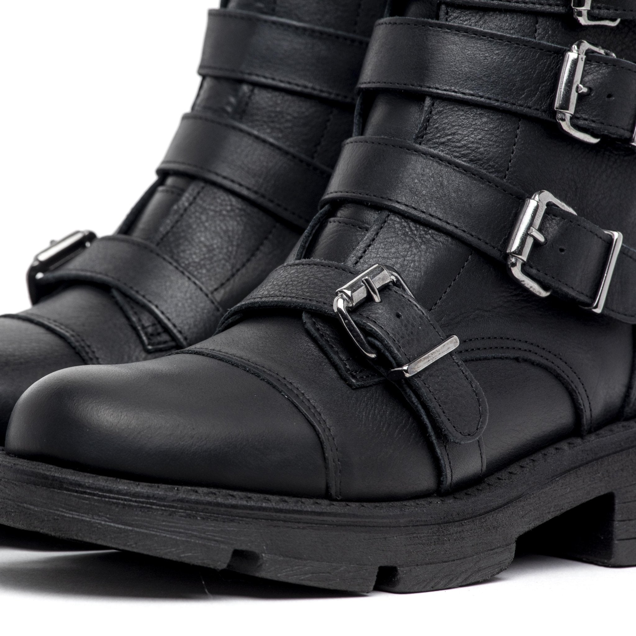 Stivaletto anfibio in pelle con fibbie. - TreemmeCreazioni