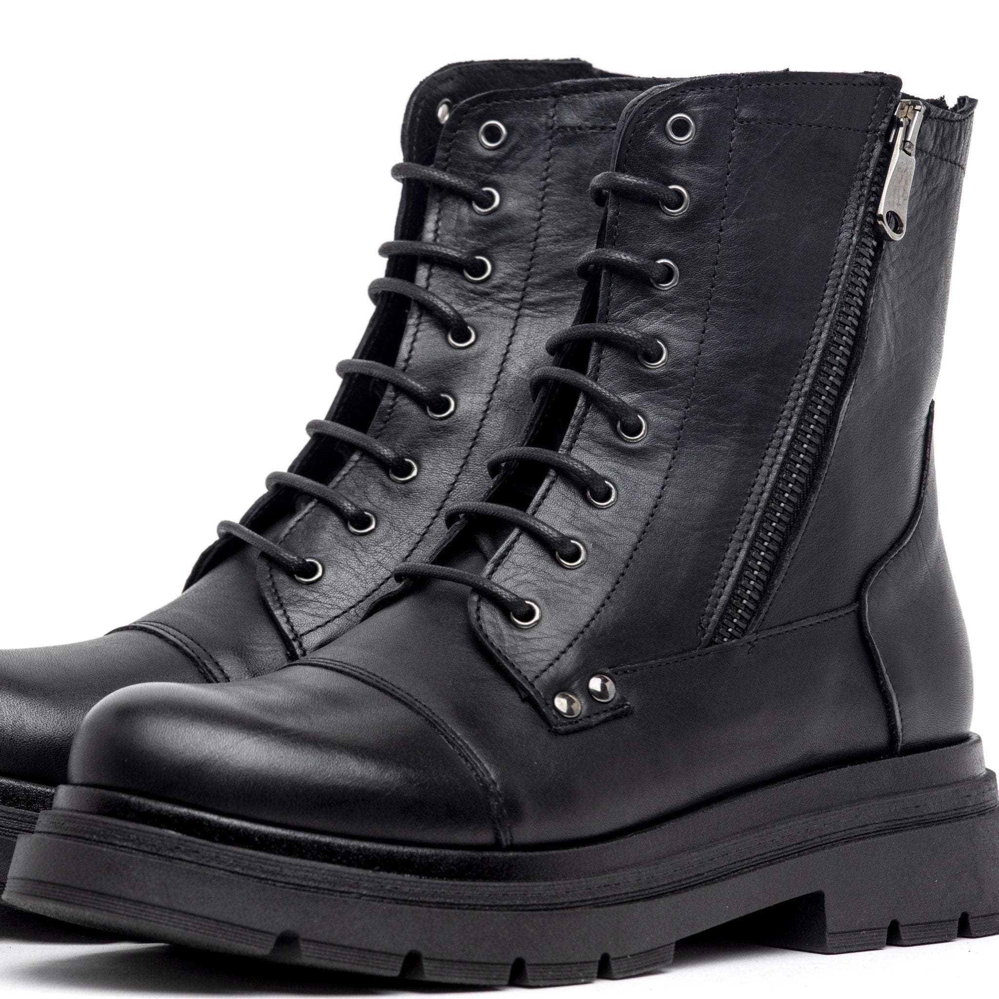 Stivaletto anfibio in vitello nero. - TreemmeCreazioni
