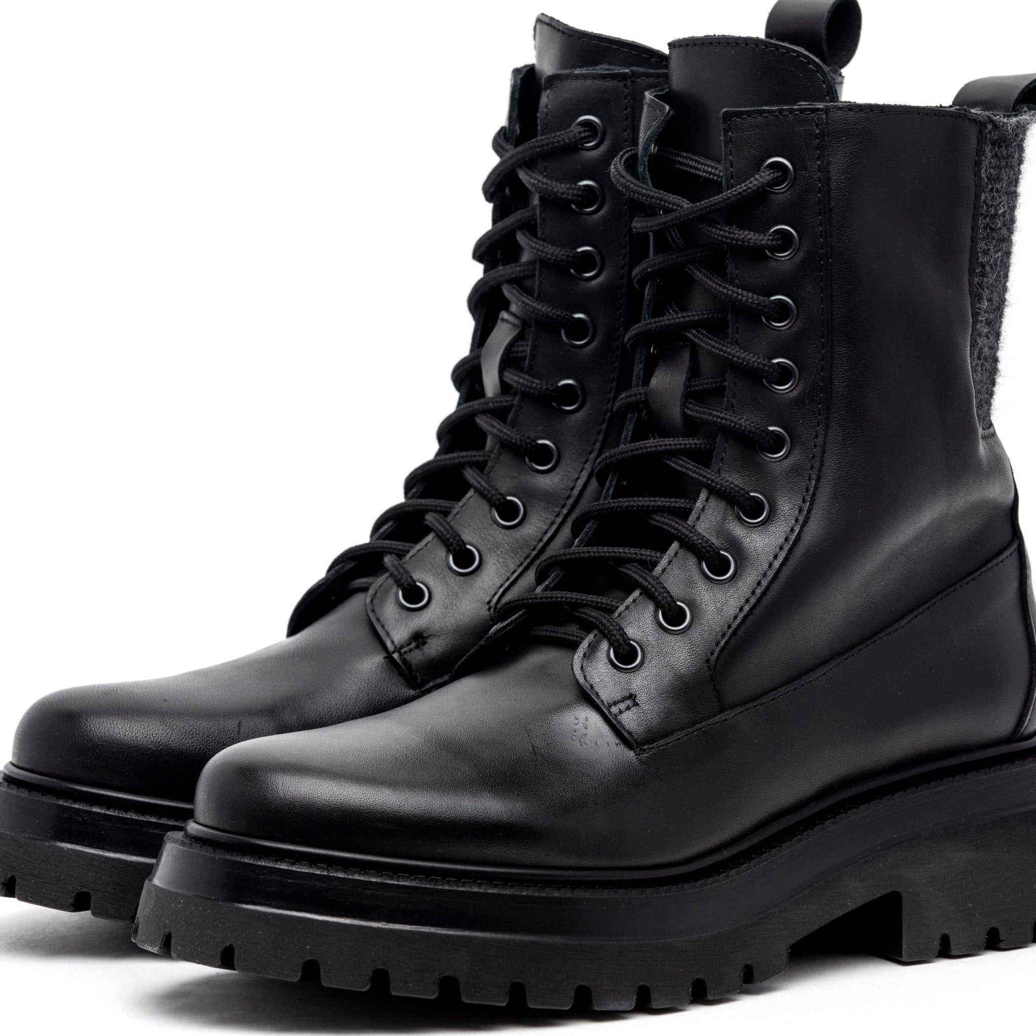Stivaletto anfibio in vitello nero. - TreemmeCreazioni