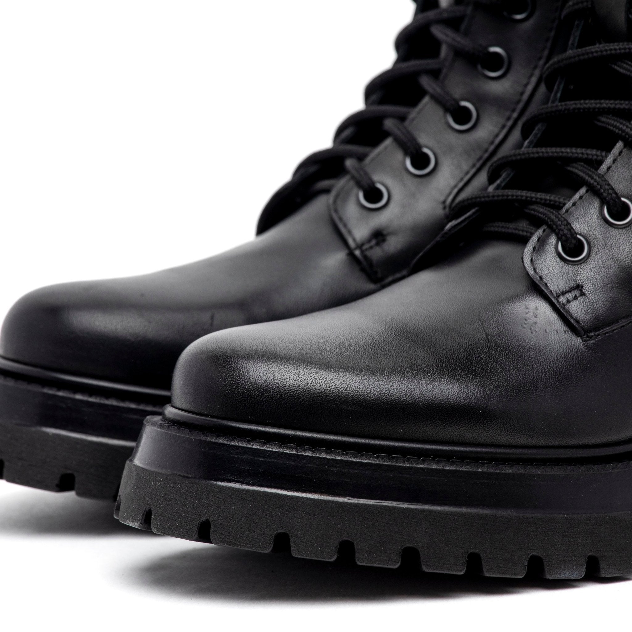 Stivaletto anfibio in vitello nero. - TreemmeCreazioni