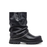 Stivaletto combat in pelle nera con borchie.