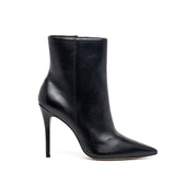Stivaletto con tacco in vitello nero.
