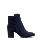 Stivaletto in camoscio blu con tacco.