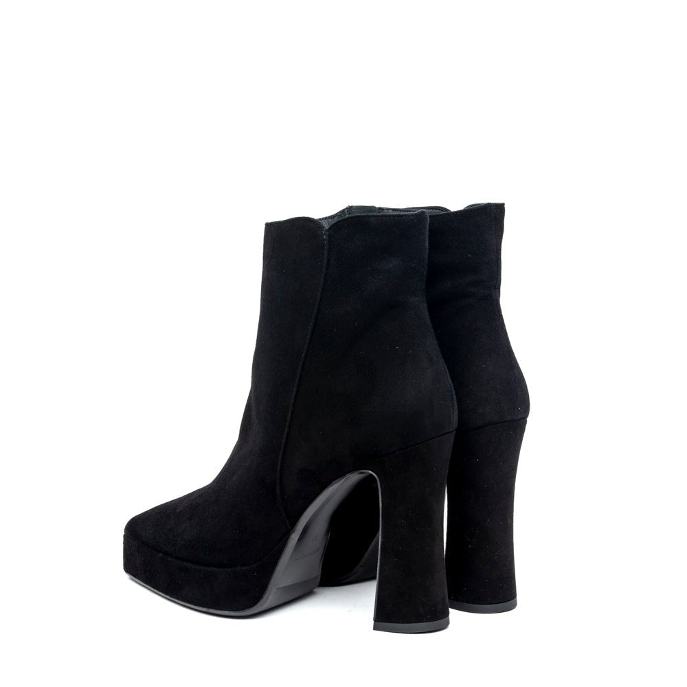 Stivaletto in nabuk nero con plateau. - TreemmeCreazioni