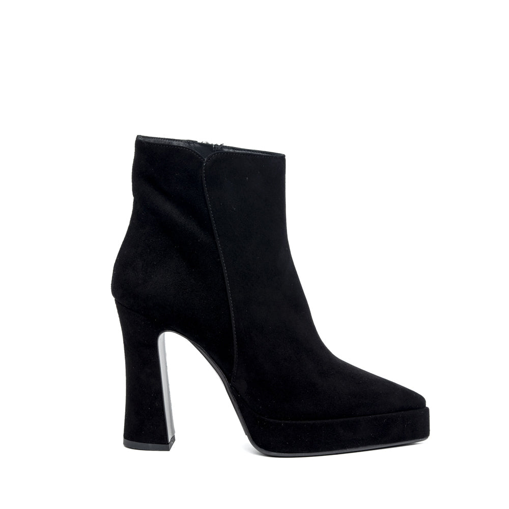 Stivaletto in nabuk nero con plateau. - TreemmeCreazioni