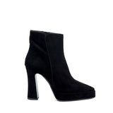 Stivaletto in nabuk nero con plateau.