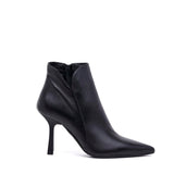 Stivaletto in nappa nera con tacco.