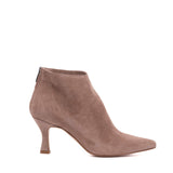 Stivaletto in pelle scamosciata rosa antico.