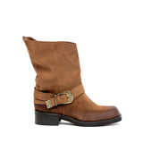 Stivaletto in pelle scamosciata tabacco con fibbia