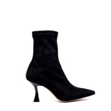 Stivaletto in suede nero elasticizzato.