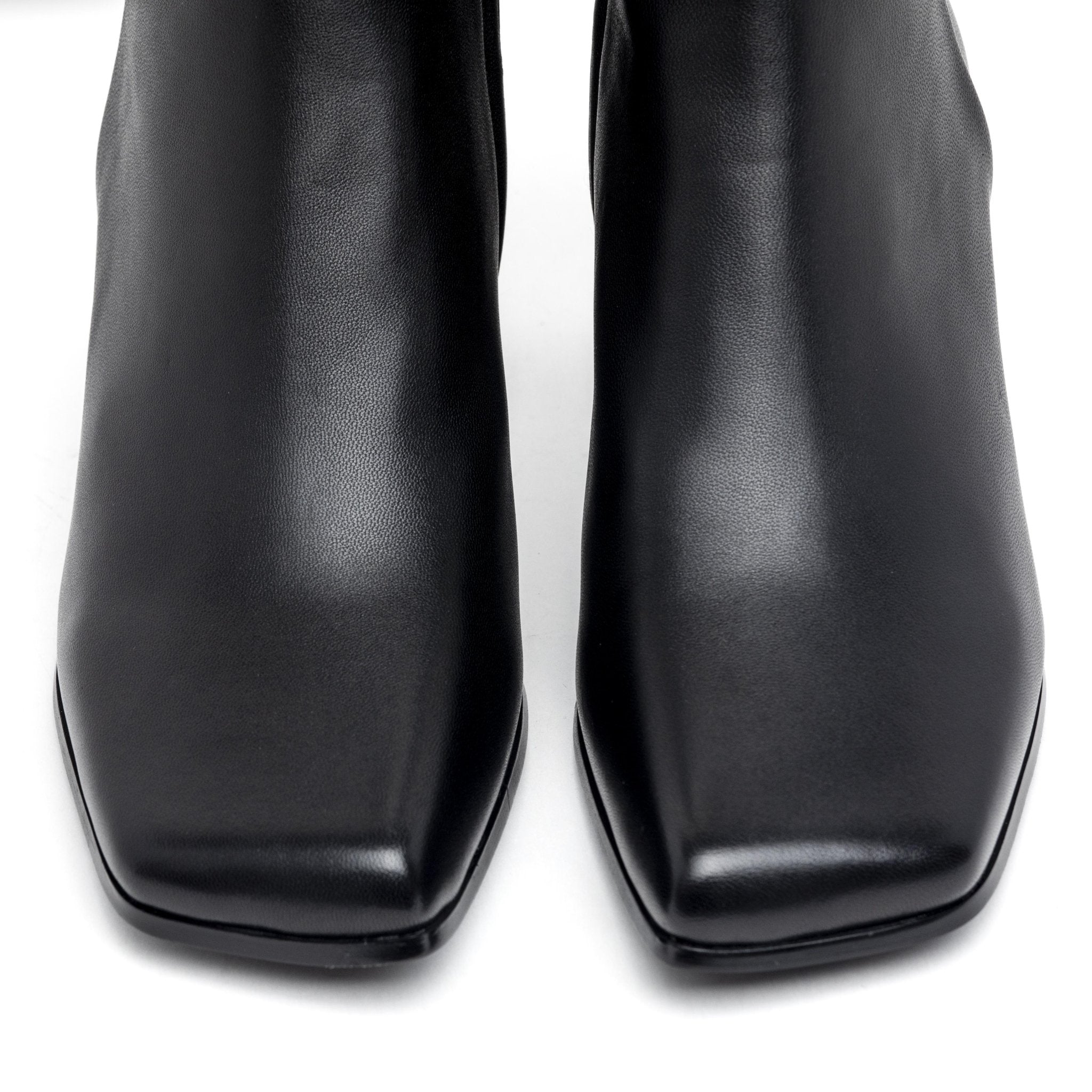 Stivaletto in vitello nero con tacco largo. - TreemmeCreazioni