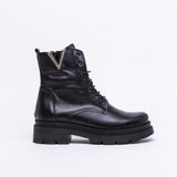 Anfibio in nappa nera con accessorio.
