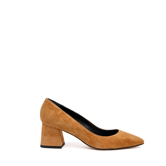 Pumps in honey suede.