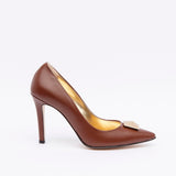 Decollete in nappa cioccolato con maxi borchia.