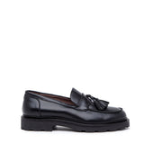 Moccasin in nappa with tassels.