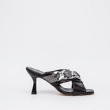 Mule in nappa nera con catena.