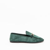 Pantofolina in velluto con morsetto verde.